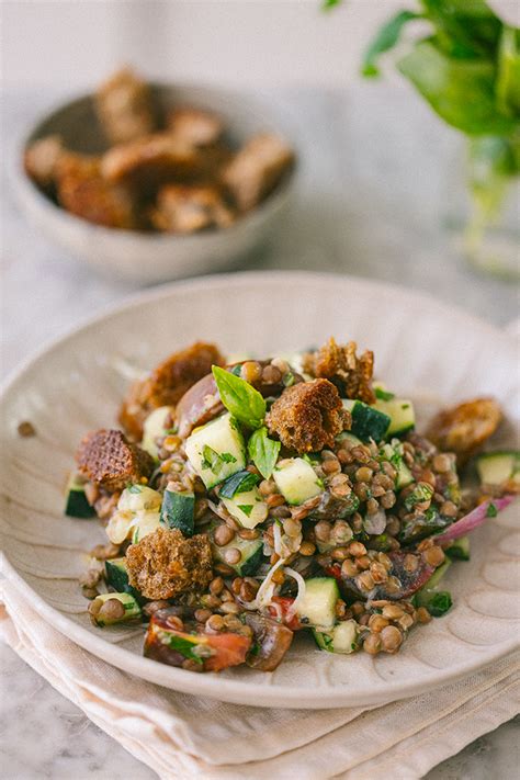 Insalata di lenticchie servita su friselle