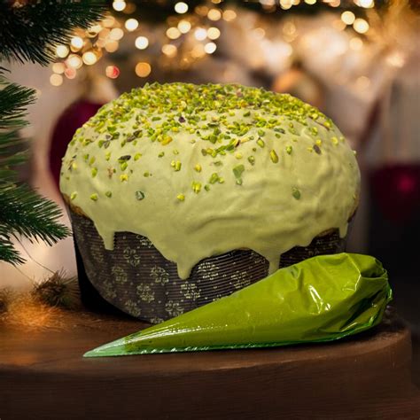 Dettaglio di un panettone con glassa al pistacchio e sale di Maldon