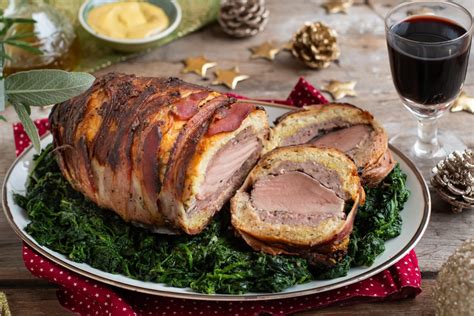 Un arrosto di vitello avvolto nella pancetta, pronto per essere cotto.