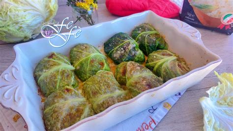 Involtini di verza ripieni di lenticchie e riso in un piatto da portata.
