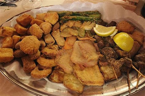 illustrazione di un piatto di fritto misto piemontese con diverse componenti, tra cui il semolino dolce
