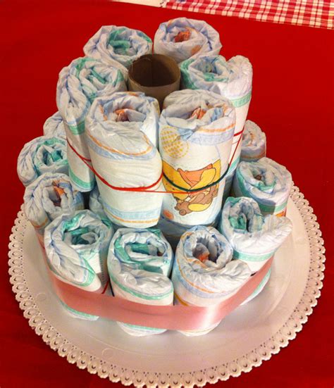 Immagine che mostra tutti i materiali necessari per creare una torta di pannolini