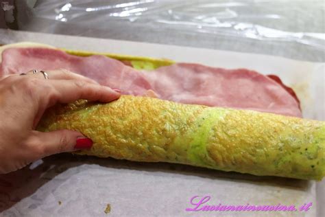 Sequenza di immagini che mostrano come arrotolare un pannolino e fissarlo con un elastico o un calzino