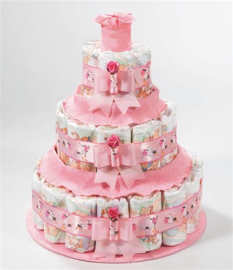 Torta di pannolini decorata in tonalità rosa pastello con calzini, fiocchi e un peluche