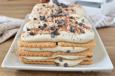 Esempio di assemblaggio del semifreddo con biscotti e crema bicolore