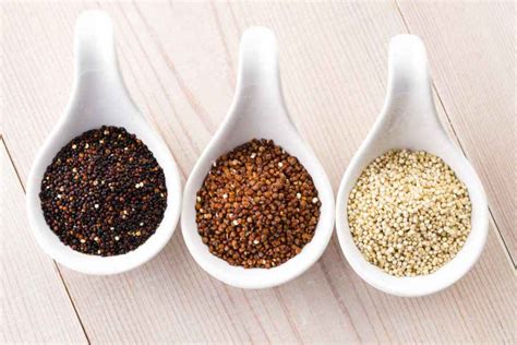 Illustrazione delle diverse tipologie di quinoa (bianca, rossa, nera) e dei prodotti derivati (farina, fiocchi)