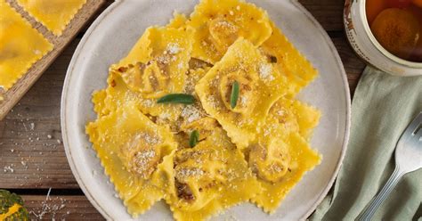 Un'immagine che mostra i tortelli di zucca reggiani, con la loro forma rettangolare e il ripieno visibile.