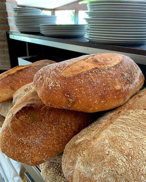 Pane appena sfornato con una crosta dorata e invitante.