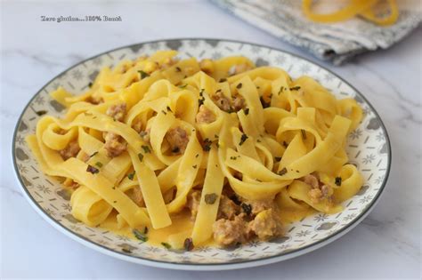 Immagine ravvicinata di tagliatelle con crema di porri e zafferano, decorate con chips di porro croccanti