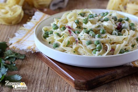 Piatto di tagliatelle con crema di porri e robiola, guarnito con strisce croccanti di porro fritto