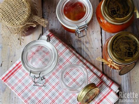 Immagine di vasetti di vetro sterilizzati pronti per essere riempiti con conserve.