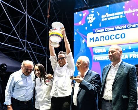 Chef Tiago Ferreira Silva durante la premiazione sul palco