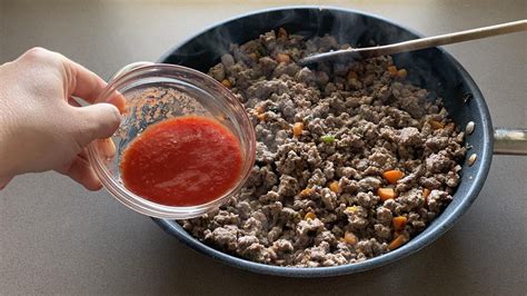 carne macinata cotta in padella con pomodoro e peperoncino