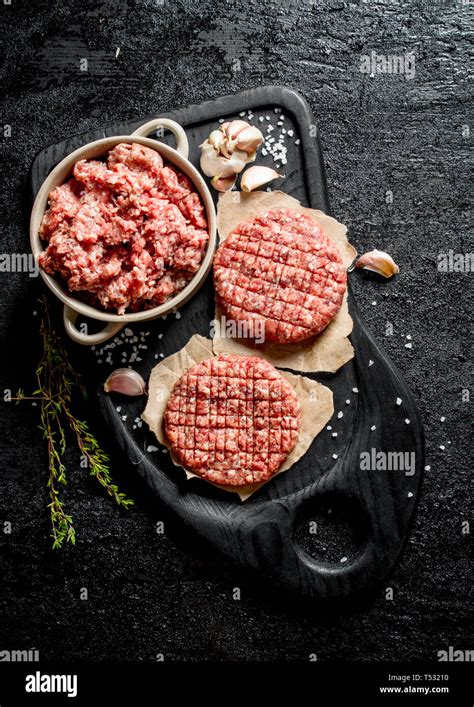 carne macinata fresca su un tagliere