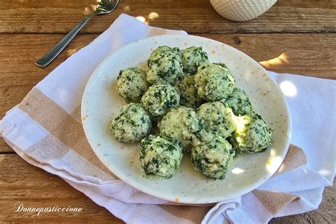 Ingredienti principali per gnocchi ripieni di ricotta e spinaci