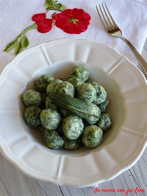 Gnocchi ripieni di ricotta e spinaci in fase di formazione