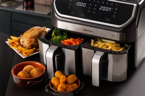 Pannocchie dorate che escono dal cestello della friggitrice ad aria