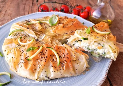 Torta salata con pasta fillo e zucchine appena sfornata