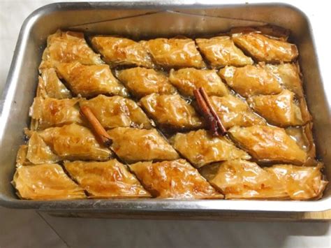 Pezzi di Baklava con frutta secca e sciroppo