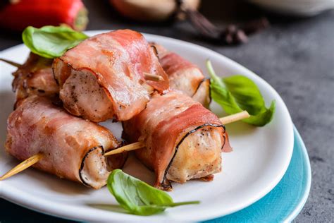 foto di involtini di pancetta fresca pronti per la cottura