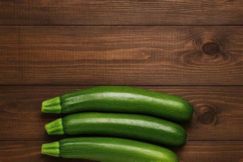 zucchine fresche raccolte in campagna