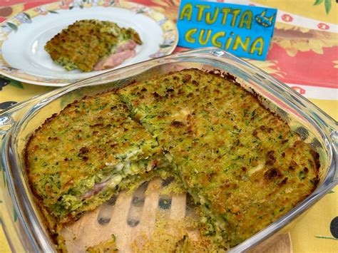 composizione a strati del tortino di zucchine in una pirofila