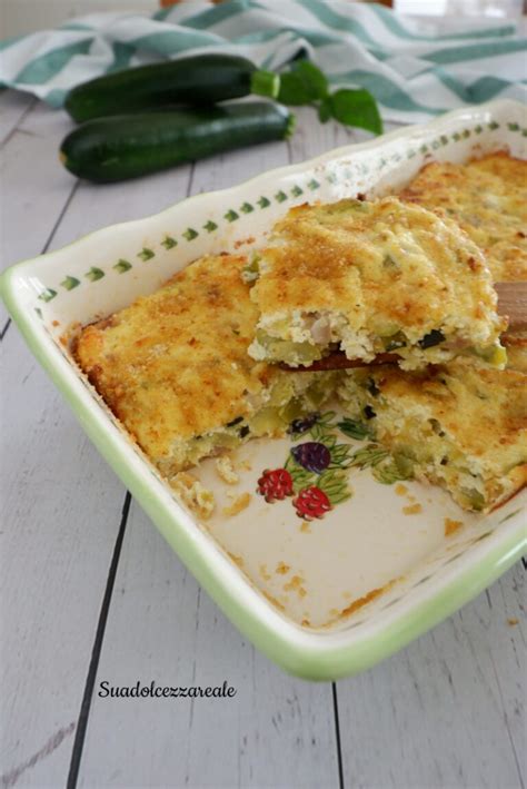 sformato di ricotta e zucchine servito in un piatto elegante