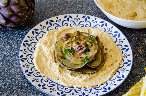 immagini di carciofi freschi e hummus pronto da spalmare