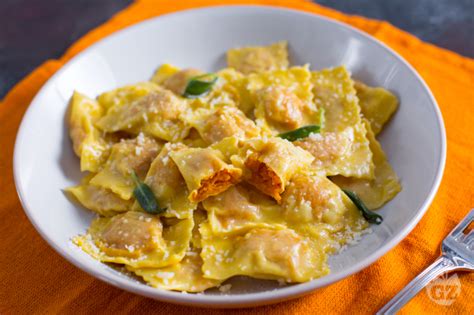 Tortelli di zucca dorati in padella con burro e salvia