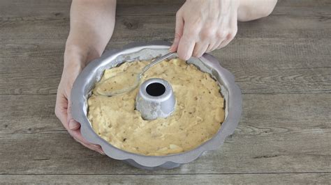 Stampo a ciambella riempito con l'impasto rustico pronto per la cottura