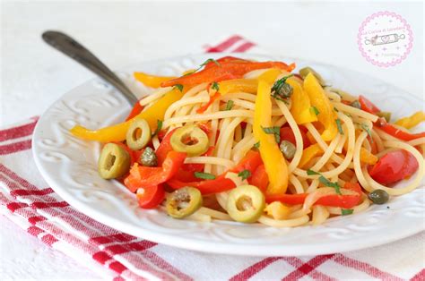 ingredienti freschi per spaghetti con peperoni, acciughe e olive