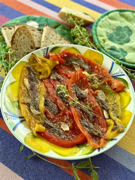preparazione del sugo con peperoni, pomodori, olive e acciughe in padella
