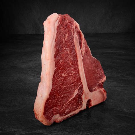 Diverse porzioni di bistecca T-bone di pesi differenti.