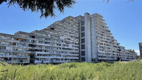 Panorama delle Vele di Scampia, con particolare attenzione alla Vela Celeste.