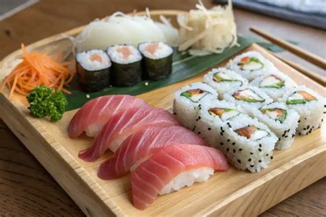 Una selezione di nigiri e sashimi colorati, disposti artisticamente su un piatto elegante, che catturano l'essenza della freschezza e della presentazione impeccabile della cucina giapponese.