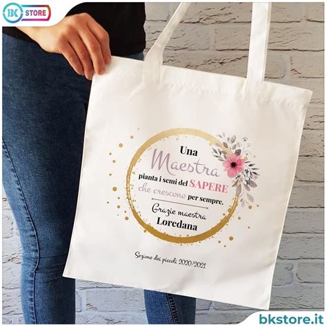 Immagine di una persona che utilizza una borsa di stoffa personalizzata per fare la spesa.