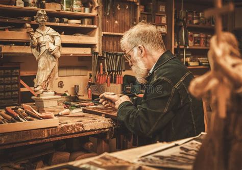 Restauratore al lavoro su un mobile antico