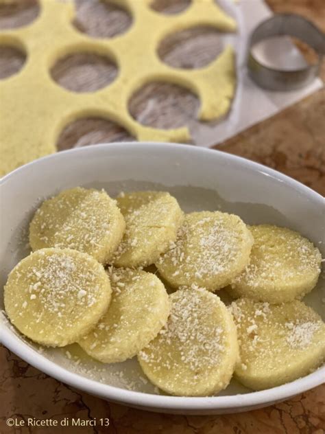 una selezione di dolci a base di semolino