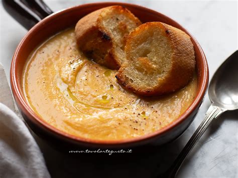 una ciotola di vellutata di fagioli con crostini di pane