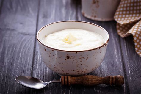 una ciotola di crema di semolino di riso