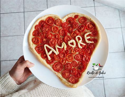 Una torta salata finita con decorazioni a forma di cuore