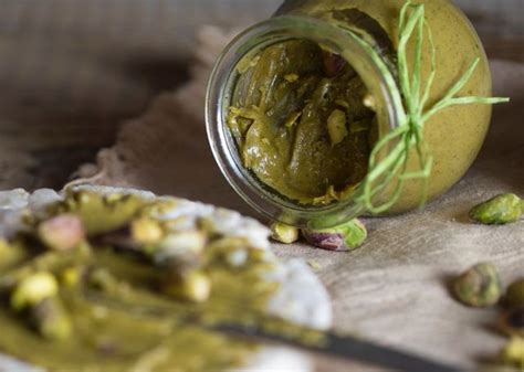 selezione di pistacchi verdi di alta qualità per la crema