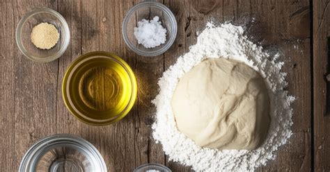 ingredienti per l'impasto del calzone: farina, lievito, acqua, olio, sale, zucchero