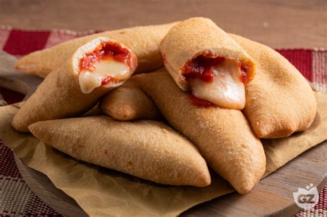 calzone fritto pugliese ripieno di verdure e acciughe