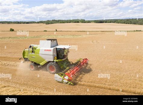 Mietitrebbia in azione durante la raccolta dell'orzo