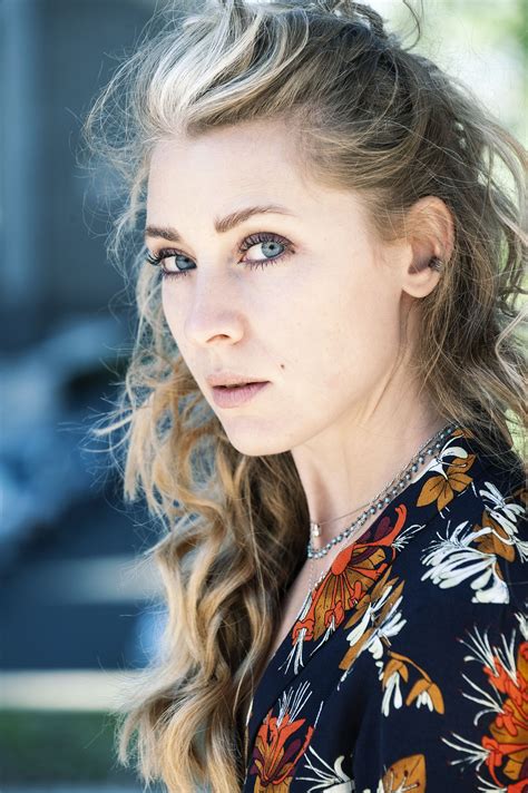 Veronica Baleani in una posa professionale, con un'espressione determinata