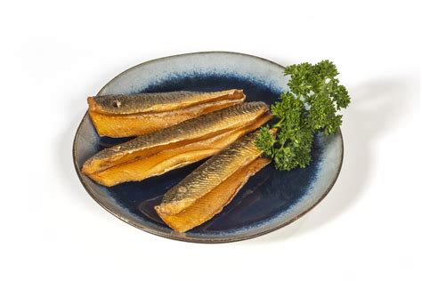 Vergelijking van warm en koud gerookte haring, met focus op smaakverschillen.