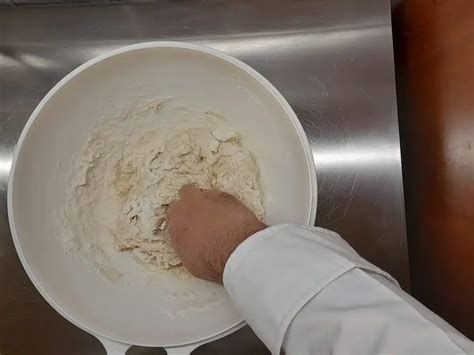 Processo di riattivazione del licoli e aggiunta degli ingredienti liquidi per l'impasto della pizza.