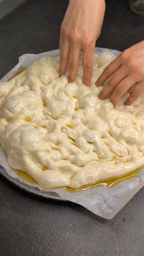 Esecuzione delle pieghe sull'impasto appiccicoso per renderlo più compatto.