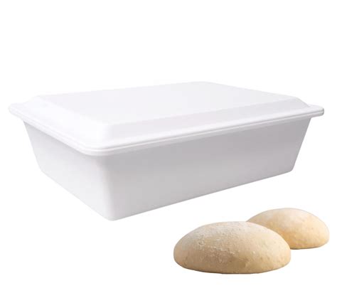 Panetti di impasto per pizza lievitati in contenitore rettangolare.
